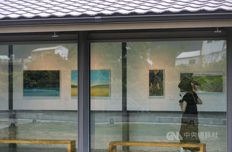 「寄情與召喚一池上藝術村駐村藝術家聯展」即日起於池上穀倉藝術館展出至11月6日,透過多名藝術家創作展出,帶領民眾一探稻田之外的池上好風光。中央社記者裴禛攝 111年7月14日