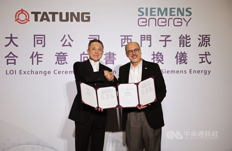 台灣機電廠大同公司與能源技術公司西門子能源將攜手搶進台灣風電能源市場,雙方14日分別由大同公司總經理蔡維力(左)、西門子能源股份有限公司董事總經理許啟聖(John Kilpack)(右)代表簽署合作。中央社記者王飛華攝 111年7月14日