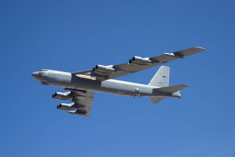 圖為2019年6月12日一架美軍B-52轟炸機攜帶極音速飛彈ARRW。（圖取自愛德華空軍基地網頁edwards.af.mil）