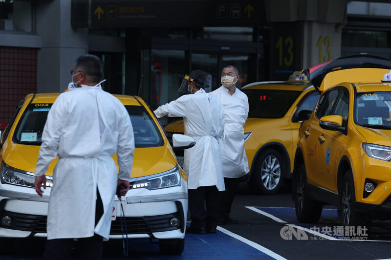 圖為台北松山機場外等候旅客的防疫計程車司機。（中央社檔案照片）