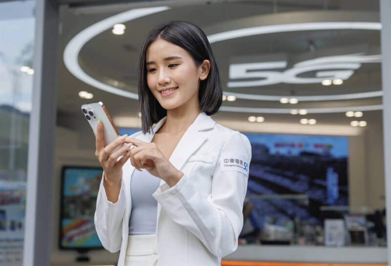 中華電信為照顧來台移工,推出包裝雙重優惠方案,至今年底前,儲值數據月卡599、699型,將同時享有Hami Video的Asia Hits館1個月免費服務,無限暢看包含歐洲冠軍盃足球、亞洲冠軍盃足球、以及BWF羽球等賽事。 (中華電提供) 中央社記者江明晏傳真 111年7月14日