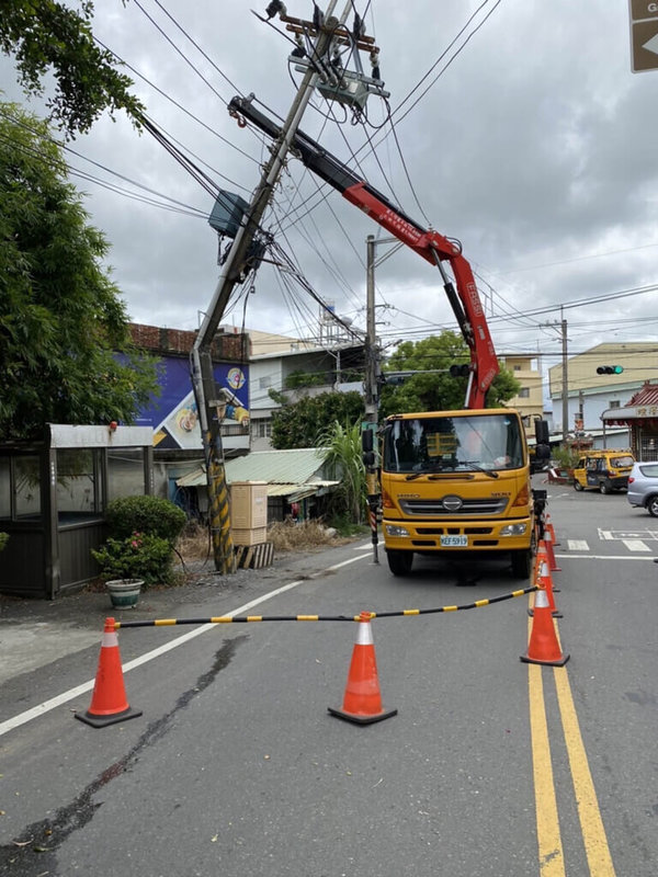 高雄一輛拖板車14日上午近11時行經大樹區中山和中華路口轉彎時,因內輪差撞歪電線桿,幸無人傷。台電表示,目前已進場搶修,將造成部分用戶短暫停電,影響約132戶。(台電提供)中央社記者洪學廣傳真 111年7月14日