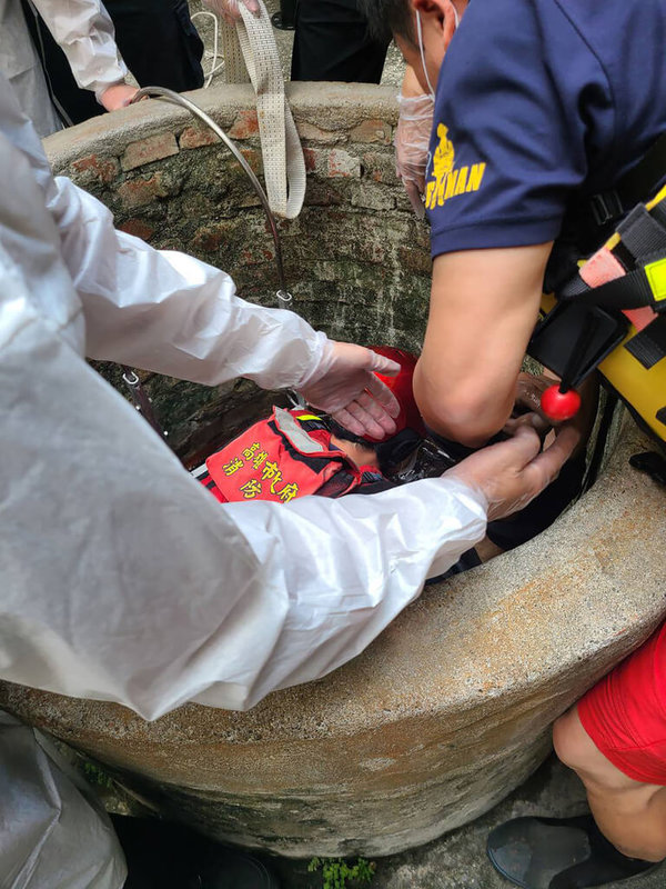 高雄市鼓山區樹德里民14日下午在鼓山二路發現53歲陳姓男子墜落約10公尺深古井中,隨即通報處理。警方到場將陳男救起但已無生命跡象,送醫不治,已聯繫家屬協助釐清墜井原因。(高雄市鼓山警分局提供)中央社記者洪學廣傳真 111年7月14日