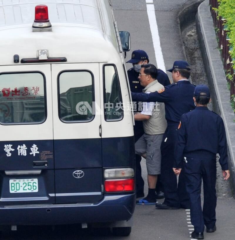 警方戒護下,陳水扁(左2)99年12月2日在台北看守所搭上囚車,移往台北監獄服刑。(中央社檔案照片)