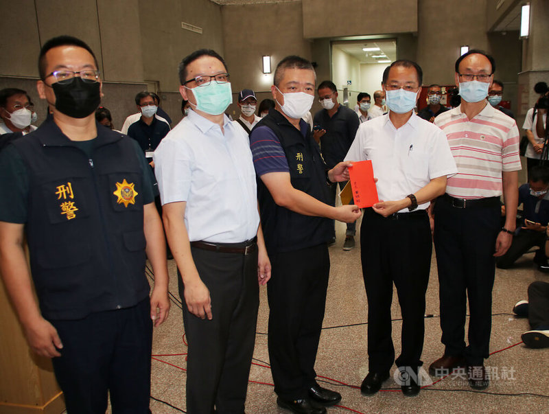南投康建生技4死1重傷槍擊案,警方15日在台中逮捕凶嫌李鴻淵,南投縣警察局晚間舉行記者會,警政署長黃明昭(前右2)、縣警局長黃永志(前右)等人到場,頒發破案獎金表達肯定。中央社記者蕭博陽南投縣攝 111年7月15日