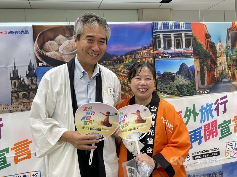 日本旅行業協會（JATA）15日起展開「海外旅行再開宣言」活動，協會海外旅行推進部部長稻田正彥（左）表示，要告訴日本民眾：「現在就可去海外旅行了。」中央社記者楊明珠東京攝 111年7月15日