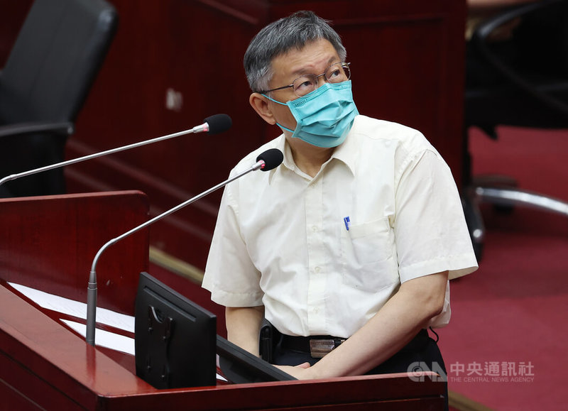 台北市長柯文哲(圖)任內最後一次赴北市議會施政報告,議員鍾佩玲15日批台北表演藝術中心倉促開幕,是柯文哲為政績急就章;柯文哲表示有專屬應變小組,有批評就改。中央社記者張新偉攝 111年7月15日