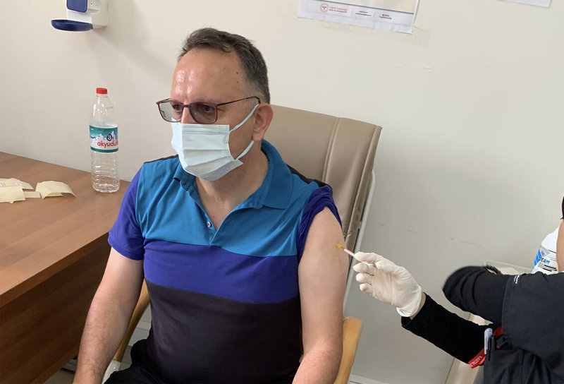 土耳其COVID-19（2019冠狀病毒疾病）疫情再次升溫，7月4日至10日期間，確診人數逾11萬是前一週的兩倍之多。圖為土耳其民眾15日在公立醫院施打輝瑞/BNT加強劑。（讀者提供）中央社記者鍾佑貞伊斯坦堡傳真  111年7月15日