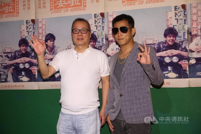 經典黑幫電影「少年吔,安啦!」30週年,導演徐小明(左)、演員顏正國(右)15日在台北接受媒體聯訪,兩人比出3的手勢。中央社記者吳家昇攝 111年7月15日