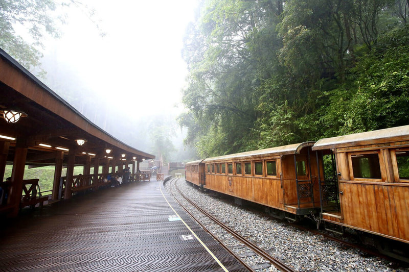 阿里山林業鐵路及文化資產管理處耗時整建的神木車站15日重新啟用，特別將舊月台向外延展，整建為3倍面積，且可依乘客量彈性調整候車空間；順應地形的月台兼具觀景功能，可近觀流瀑，更能遠眺塔山。（阿里山林鐵及文資處提供）中央社記者黃國芳傳真  111年7月15日