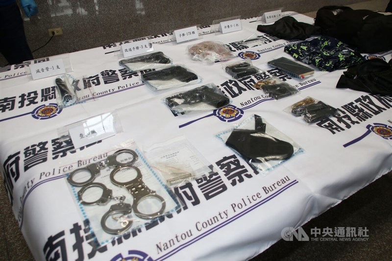 南投縣草屯鎮康建生技公司4死1重傷槍擊案,警方15日在台中緝獲李姓犯嫌,並查扣改造手槍3把、子彈179顆、滅音管1具、折疊刀1把、李嫌犯案所穿短袖上衣等證物。中央社記者蕭博陽南投縣攝 111年7月15日