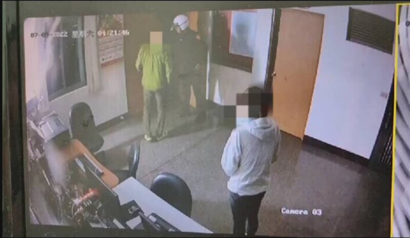 蘇姓男子與3名友人前往南橫南一段林道登山,因隊友體力不支及物資用盡,提早結束登山行動,蘇男到有手機訊號處報案,警方獲報後將4名登山客安全救回,並先提供熱食協助休息再派車載送下山。(高市六龜警分局提供)中央社記者洪學廣傳真 111年7月15日