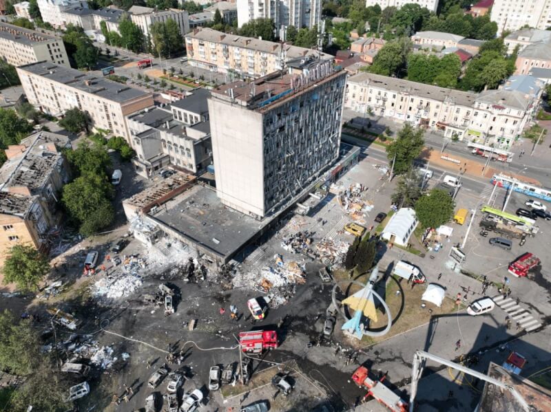 俄軍14日攻擊烏克蘭中部城市文尼察，建築被摧毀、至少20名平民死亡。（圖取自facebook.com/MNS.GOV.UA）