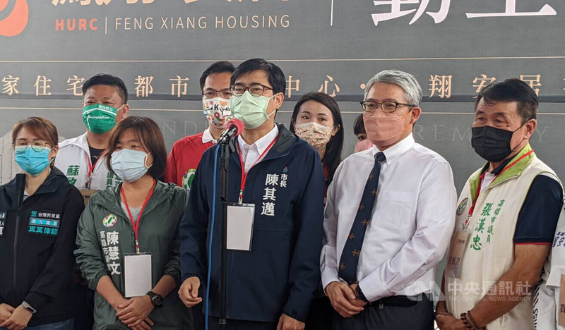 高雄市長陳其邁(前中)這2天都在鳳山等早期為眷村的地區跑行程,有媒體解讀是要搶深藍票倉。對此,陳其邁15日接受媒體聯訪時回應,「這跟選舉無關,跟市民的生活有關」,希望不問族群、不問對象、不分區域照顧市民。中央社記者曾以寧攝 111年7月15日