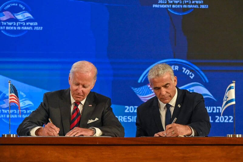 美國總統拜登（左）首度以總統身分造訪中東，14日與以色列總理拉皮德（右）簽訂一項新的安全協議。（圖取自facebook.com/YairLapid）