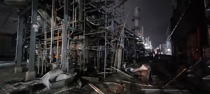 北高雄14日下午傳出不明爆炸巨響,但因未失火,警消皆未獲報。高市環保局派員到場調查,發現是仁武區台聚公司焚化爐管線壓力過高爆炸,且已產生污染物,15日依空污法裁處新台幣15萬元罰鍰。(高市環保局提供)中央社記者洪學廣傳真 111年7月15日