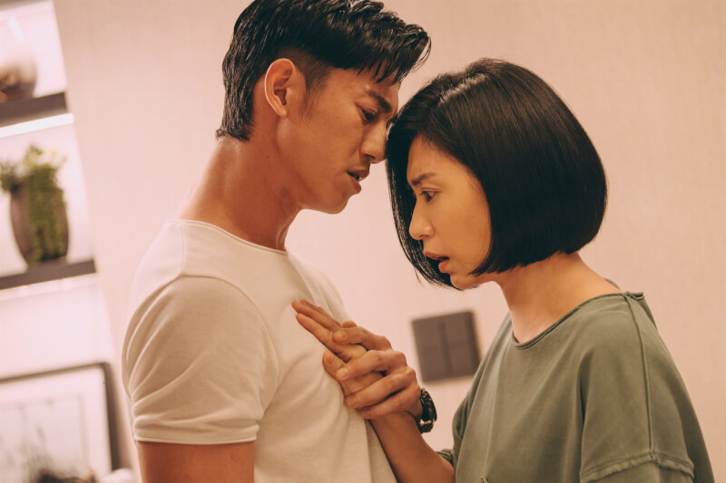 賈靜雯(右)和吳慷仁(左)在「媽,別鬧了!」上演「霸氣學長愛上我」。(圖取自facebook.com/MomDontDoThat)