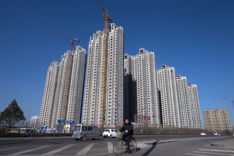 中國「爛尾樓」業主集體停繳貸款風暴越演越烈，迄今已增加到235個建案。圖為中國山西太原一棟興建中的樓盤。（中新社）