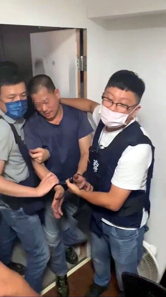 南投縣草屯鎮康建生技公司14日發生4死1重傷槍擊案,凶嫌李鴻淵(中)逃亡至台中,警方15日下午成功逮捕。(民眾提供)中央社記者郝雪卿傳真 111年7月15日