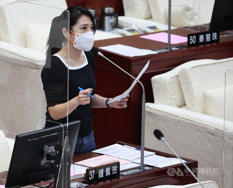 台北市長柯文哲任內最後一次赴北市議會施政報告,民進黨北市議員鍾佩玲(圖)15日質詢時表示,台北表演藝術中心驗收還沒完成,試營運開幕時被觀眾批評缺失多、劇場體驗最爛,柯文哲卸任前趕著要政績才倉促開幕。中央社記者張新偉攝 111年7月15日