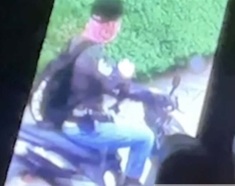 一名男性(圖)14日持槍闖進草屯鎮康建生技公司犯下4死1傷槍擊案,重傷者是負責人賴敏男,親友指出,犯嫌體型很像一名前員工,加上熟悉公司內部,他懷疑凶嫌是這名離職員工。(民眾提供)中央社記者蕭博陽南投縣傳真111年7月15日