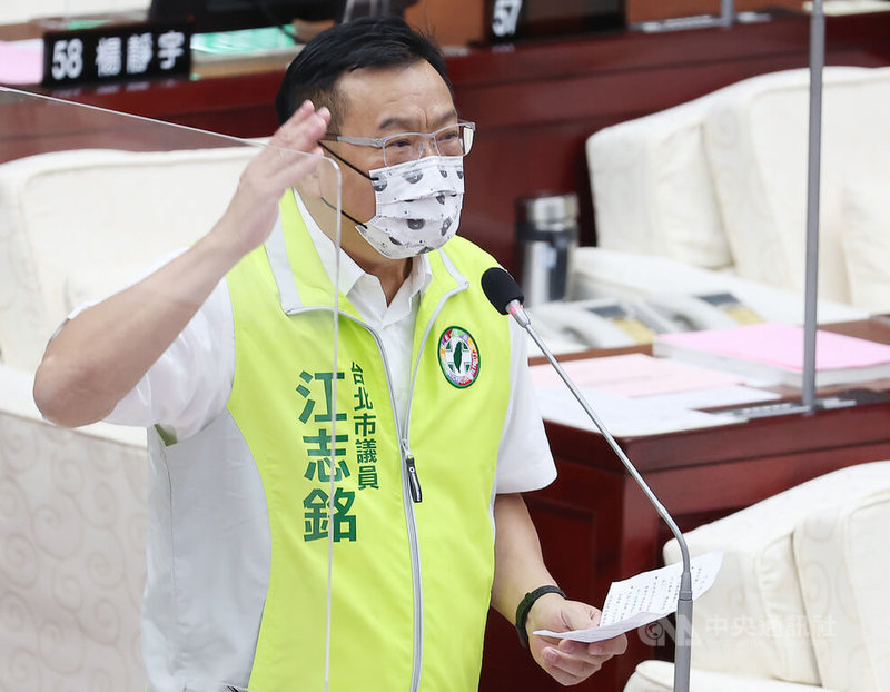 台北市長柯文哲15日下午率台北市政府官員赴市議會進行第2天施政報告,民進黨籍北市議員江志銘(圖)質詢,北市府擬在19日舉辦雙城論壇,時間太急太趕,且市議會已決議,若今年要舉辦雙城論壇,但仍有共機擾台狀況,則不能動支預算舉辦,認為柯文哲是要違反議會決議。中央社記者張新偉攝 111年7月15日