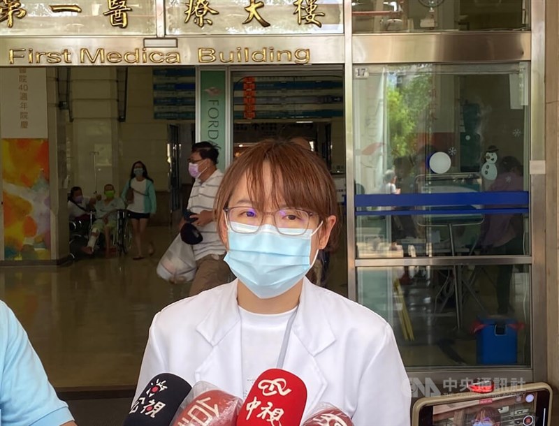 台中榮總神外科主治醫師黃愉芬(前)16日說明南投槍擊案傷者康建生技董事長賴敏男情況,她表示,經手術後目前給予傷者施打鎮靜劑休養,但疼痛測試時手腳可以活動。中央社記者郝雪卿攝 111年7月16日