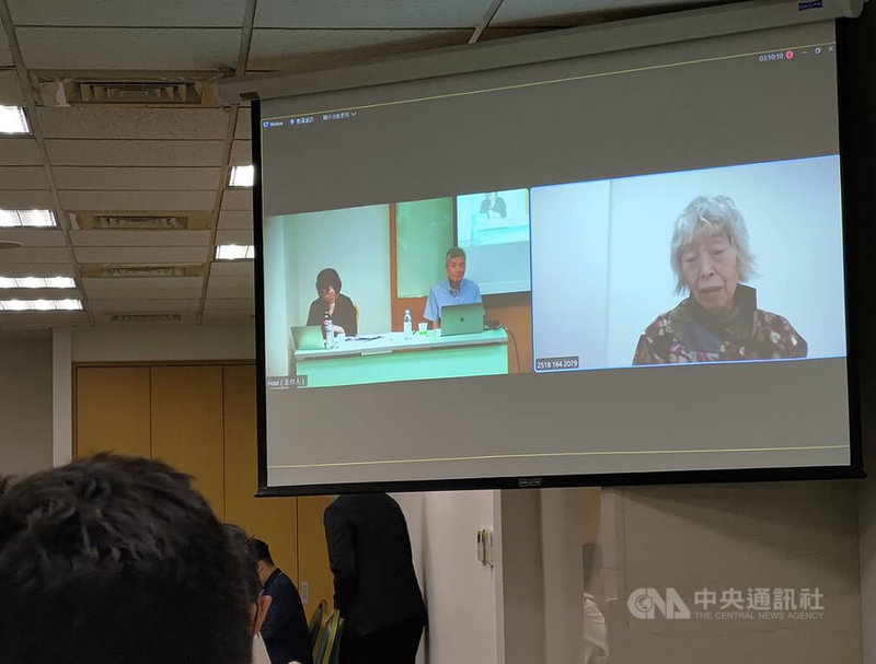 曾獲哈蘇國際攝影獎的日本攝影家石內都（螢幕右）6月底首次於台灣推出個展，她16日透過視訊連線台灣，分享個展故事與個人踏上攝影道路的過程。中央社記者王寶兒攝 111年7月16日