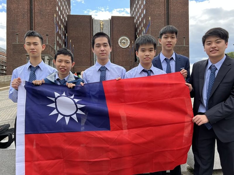 台灣學子參加2022年國際數學奧林匹亞競賽，共拿下1金、2銀、3銅，在104個國家隊伍中，總成績排名第14名。學生廖郅暟（左起）、吳柏翰、嚴暐華、張齊安、張博甡、喬奕翔合影。（教育部提供）中央社記者陳至中台北傳真 111年7月16日