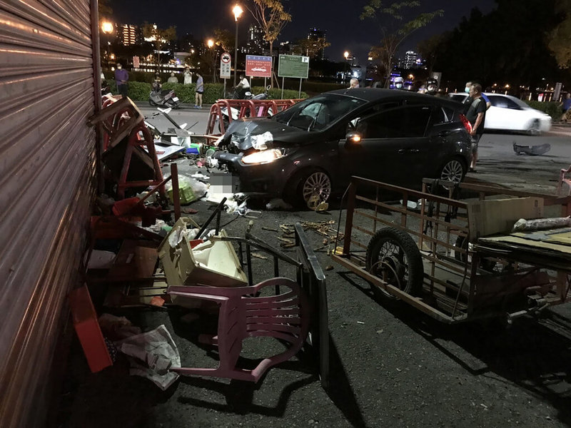 高雄市左營區蓮潭路15日晚間發生死亡車禍，造成附近天府宮廣場烤肉攤老闆傷重不治，事故現場一片狼藉。高雄市左營警分局晚間說明事故原因及處理過程，並強調並非飆車肇禍。（民眾提供）中央社記者曾以寧傳真  111年7月16日