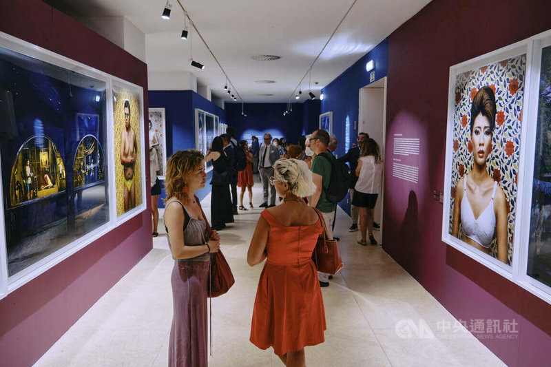 台灣攝影藝術家周慶輝在葡萄牙里斯本東方博物館舉辦「人的莊園」個人特展，14日開展受到葡萄牙當地民眾熱烈迴響。中央社記者胡家綺里斯本攝 111年7月16日