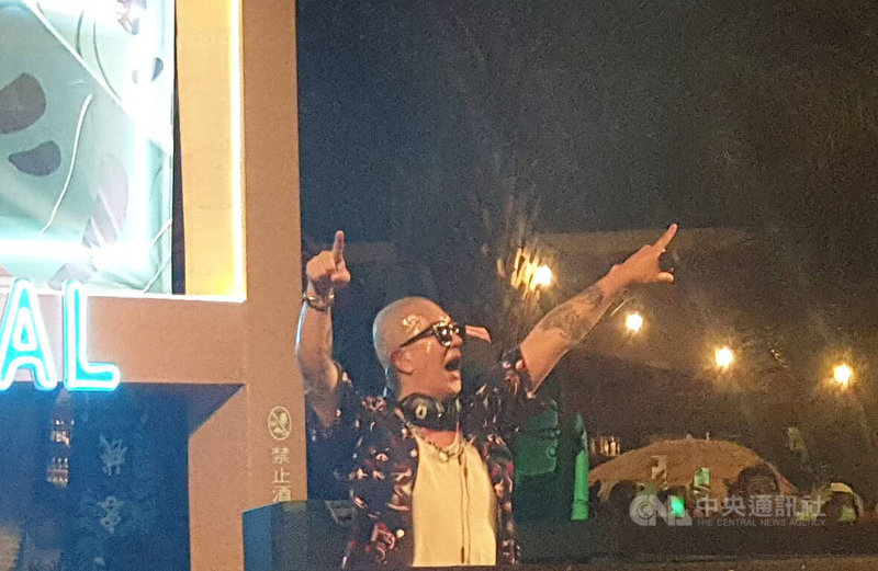 2022高雄旗津啤酒嘉年華與黑沙玩藝節16日同步開幕，並邀請「國民姐夫」具俊曄帶來精彩電音DJ秀，引爆現場氣氛。中央社記者曾以寧攝  111年7月16日