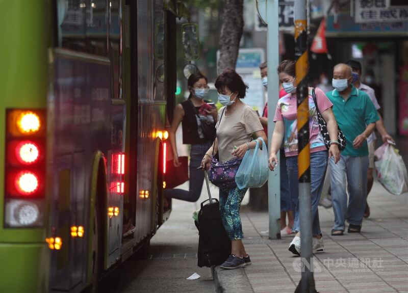 台北市長柯文哲16日說，若雙北公車運價調漲、票價不調，政府補貼須增加。圖為民眾搭乘公車。（中央社檔案照片）