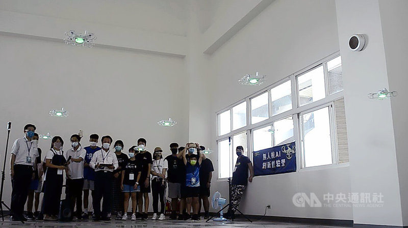 嘉義縣政府15日起一連兩天在亞洲無人機AI創新應用研發中心辦理「無人機AI創新體驗營」,縣長翁章梁(左5)16日到場關心學員學習狀況,也親自體驗操控無人機。中央社記者蔡智明攝 111年7月16日