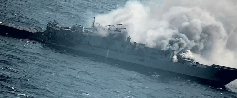 環太平洋軍事演習在夏威夷外海登場，多國船艦和軍機朝已退役的巡防艦魯尼戴維斯號進行實彈射擊。（圖取自facebook.com/RimofthePacific）
