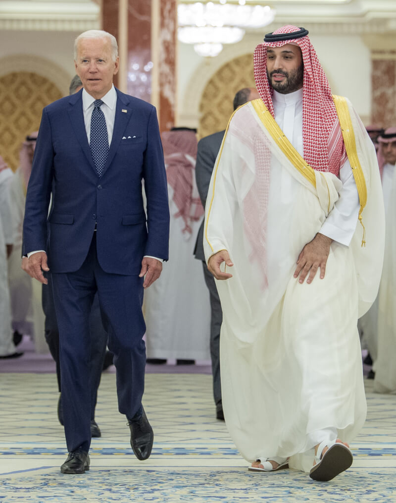 美國總統拜登（左）15日飛抵沙烏地阿拉伯訪問，與王儲穆罕默德．沙爾曼（右）等人會面。（安納杜魯新聞社）