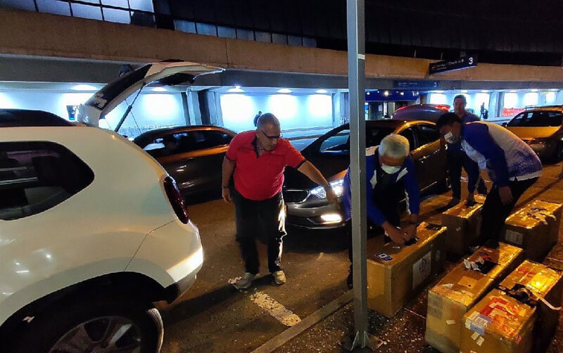 台灣反曲弓射箭代表隊行李抵達,16日當地時間深夜,總教練林政賢(前中)接獲通知,隨即前往機場領回7個弓箱。(射箭協會提供)