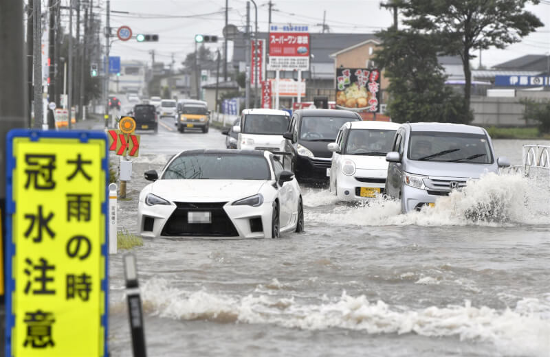 受低氣壓及鋒面影響,日本宮城縣到16日為止已降下破紀錄大雨。圖為宮城縣大崎市16日道路淹水。(共同社)