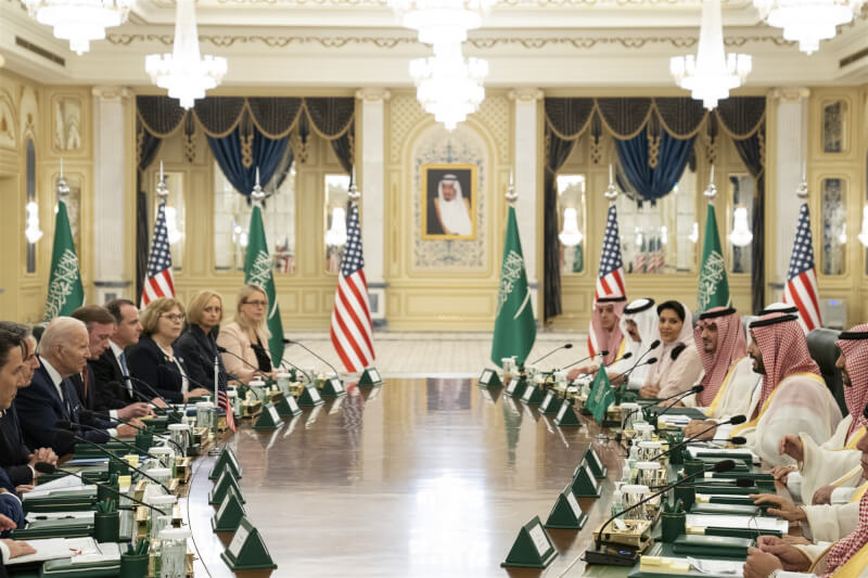 美國總統拜登（左3）15日飛抵沙烏地阿拉伯訪問，與王儲穆罕默德．沙爾曼等人會面。（美聯社）