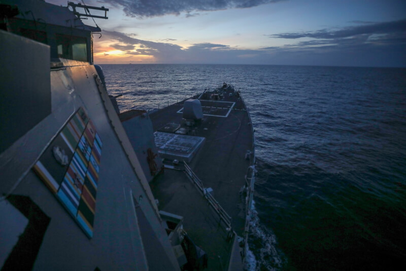 美國海軍表示，飛彈驅逐艦「班福特號」16日航行到南沙群島附近。（圖取自facebook.com/7thfleet）
