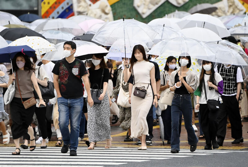 日本COVID-19疫情快速升溫，16日新增確診病例以11萬675例再創歷史新高。圖為16日東京街頭。（共同社）