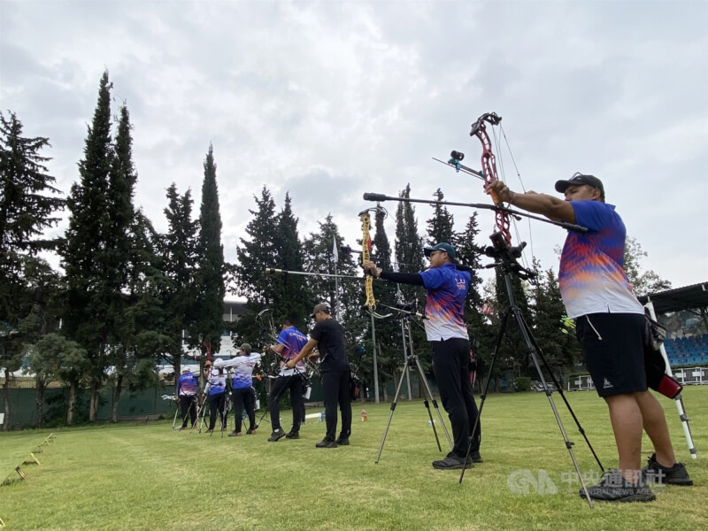 台灣射箭代表隊飛抵哥倫比亞備戰下週登場的射箭世界盃最終站，沒想到人到了但行李卻還沒到。圖為射箭代表隊於土耳其訓練。（中央社檔案照片）