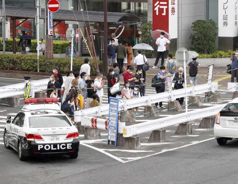 日本已故前首相安倍晉三8日在奈良市街頭演說時遭槍殺身亡，至今已逾一週，但16日上午還有民眾前往事發現場哀悼。（共同社）