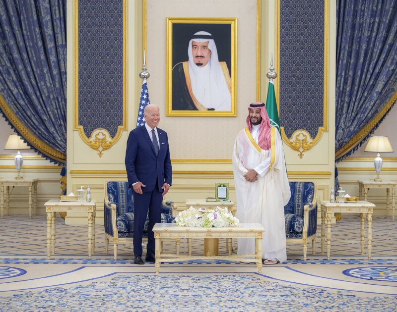 美國總統拜登（左）15日飛抵沙烏地阿拉伯訪問，與王儲穆罕默德．沙爾曼（右）等人會面。（安納杜魯新聞社）