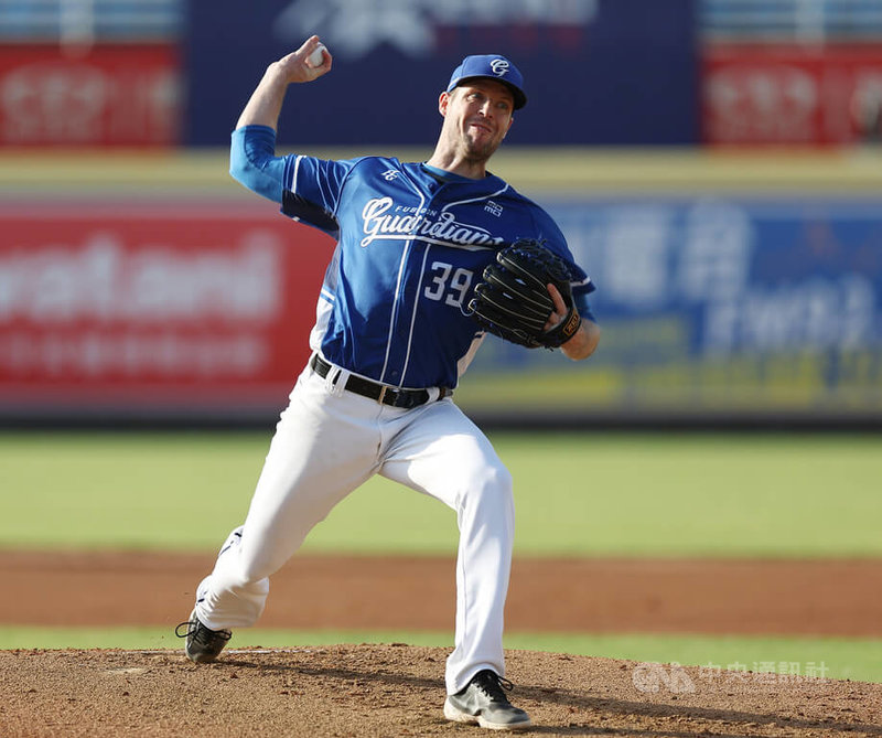 中職富邦悍將16日作客桃園迎戰樂天桃猿隊,悍將洋投羅力登板先發,用109球投4.2局,被敲9支安打,投出4次三振、3次四壞保送,失5分責失分、無關勝敗。中央社記者張新偉攝 111年7月16日