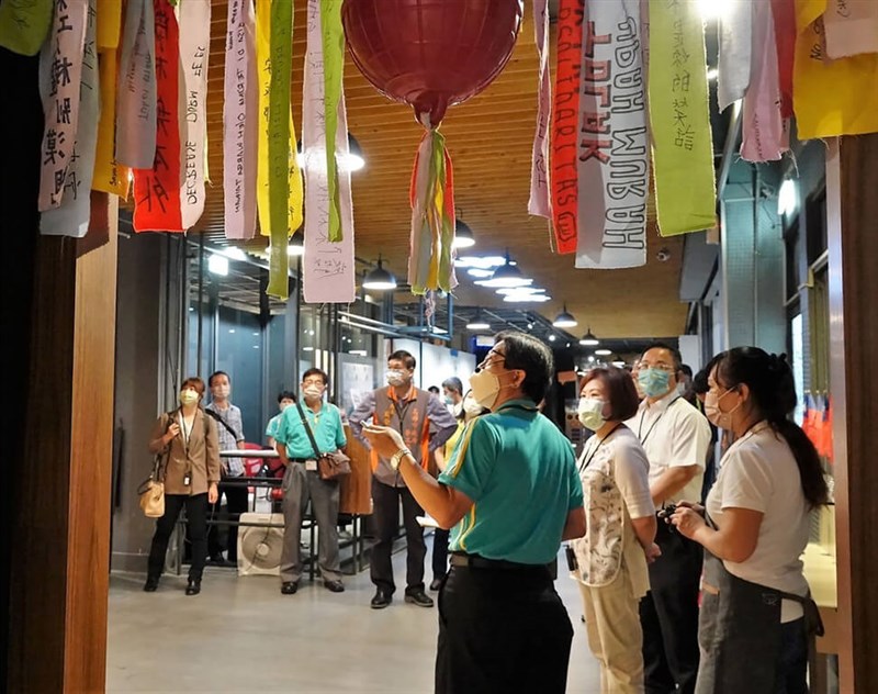 勞動部長許銘春(右3)16日率團南下高雄市勞工博物館,觀賞志工團演出的勞動劇場,並參觀館內多檔展覽。(高雄市政府提供)中央社記者曾以寧傳真 111年7月16日