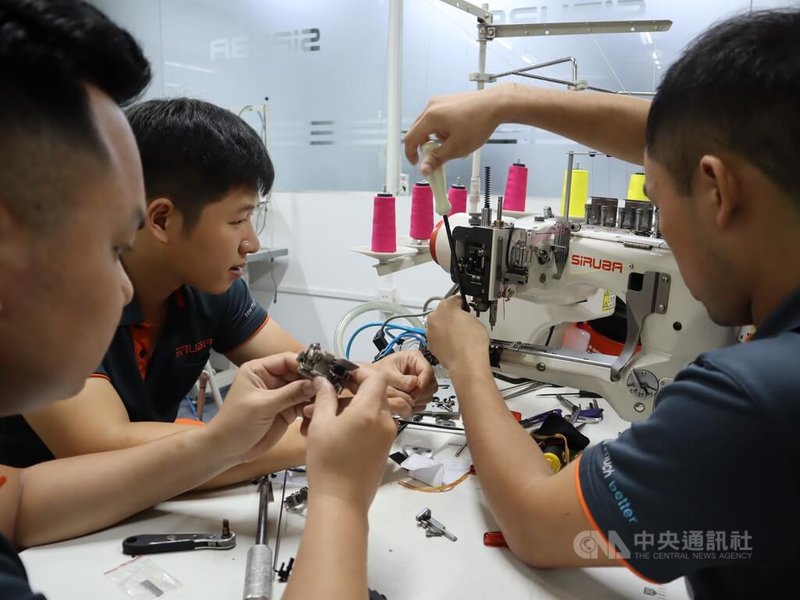 越南紡織成衣業者普遍悲觀看待2022年下半年的出口表現，圖為工業用縫紉機業者高林股份有限公司的越南技師正在進行教育訓練。中央社記者陳家倫河內攝  111年7月17日