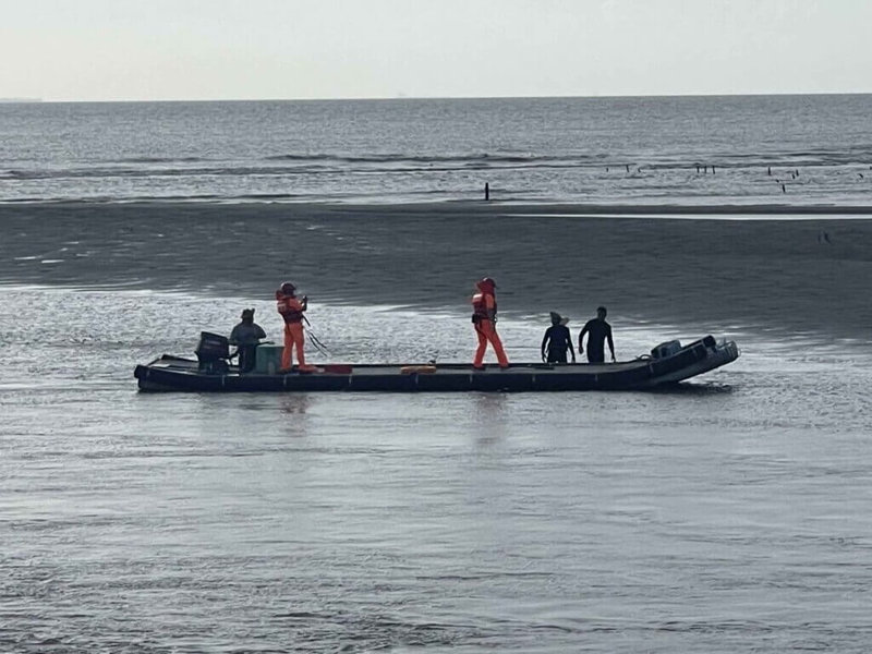 海巡署三條崙安檢所16日下午發現2名民眾從事衝浪活動受困沙洲,協調附近作業漁民駕駛膠筏與海巡人員前往救援,迅速將2名民眾接駁返回三條崙漁港。(海巡署第四岸巡隊提供)中央社記者蔡智明傳真 111年7月17日