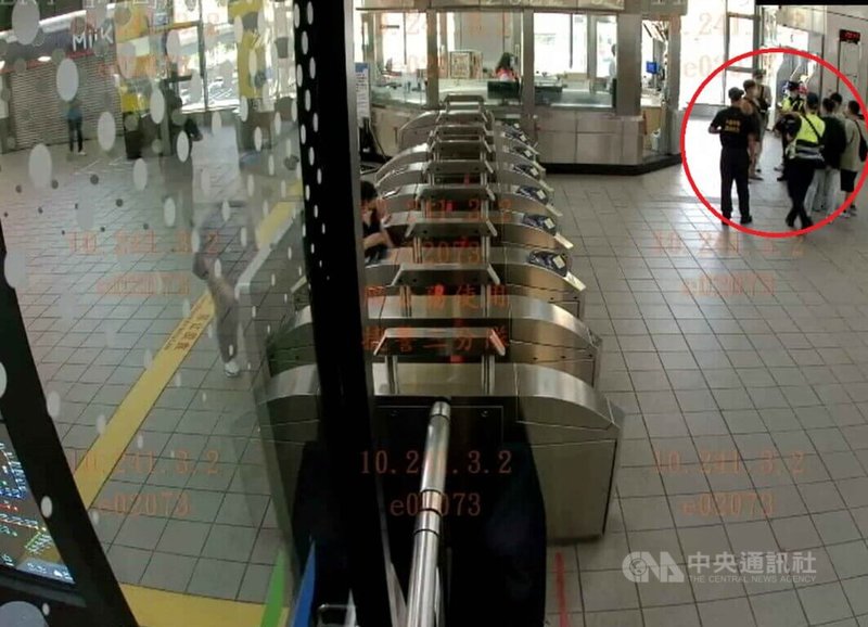 台北捷運文湖線日前發生1名鍾姓女乘客搭車時遭人偷拍胸部,幸經熱心民眾告知,她下車時便會同月台保全及同行友人合力將涉案的何姓男子團團圍住,隨後警方檢視其手機證據確鑿、依法送辦。(翻攝照片)中央社記者黃麗芸傳真 111年7月17日
