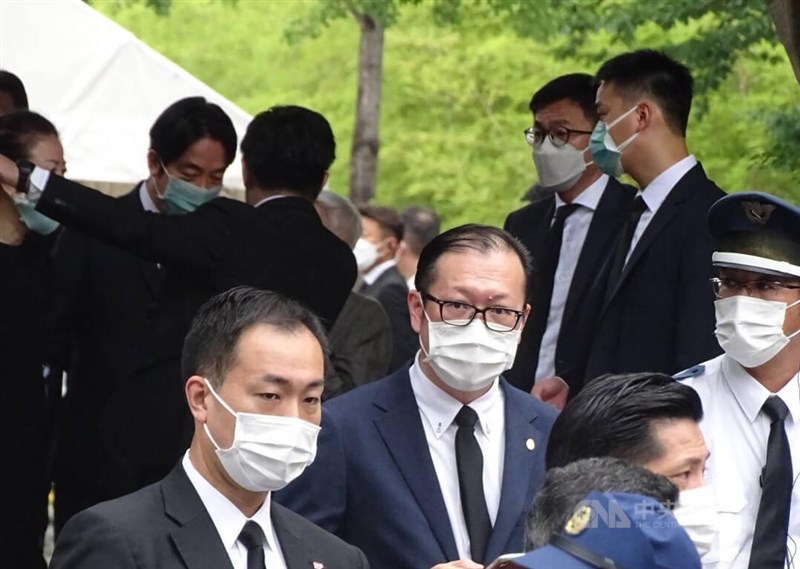 副總統賴清德（後方）致哀後離開東京增上寺與前國策顧問金美齡等人互動。中央社記者楊明珠東京攝 111年7月12日